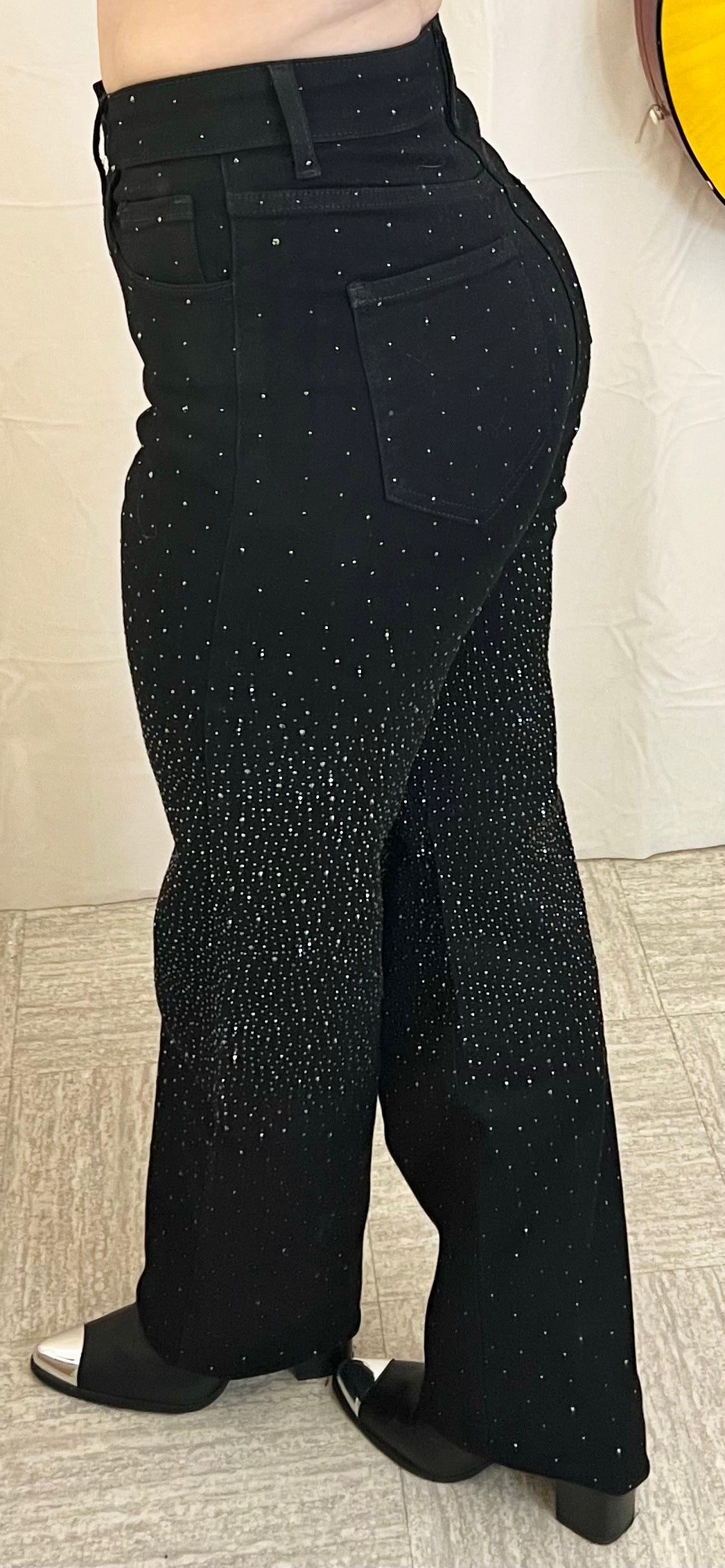 Pantalon noir taille haute décoré de strass ref: 202513030004